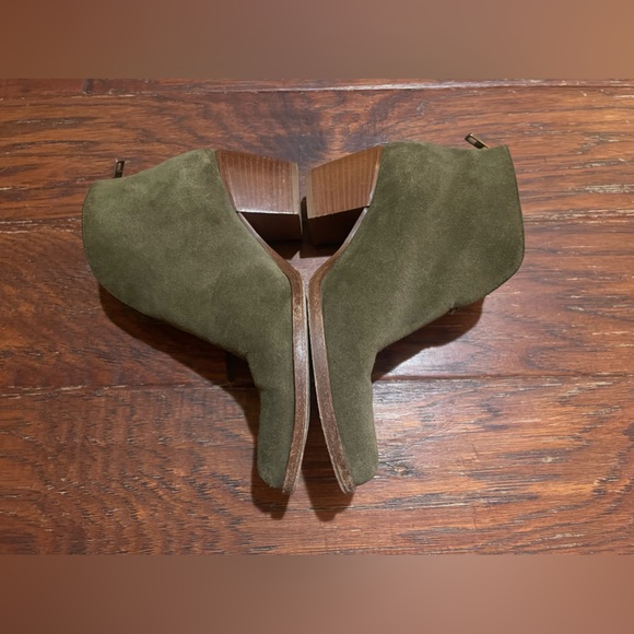 VINCE Havana Front Slit Block Heel Ankle Bootie Rare Sage Color Size 36 - Picture 2 of 16